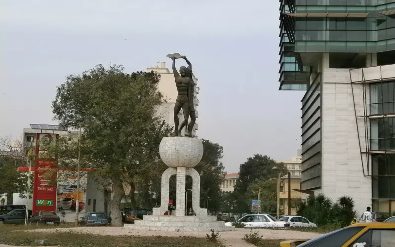 Place publique animée à Dakar